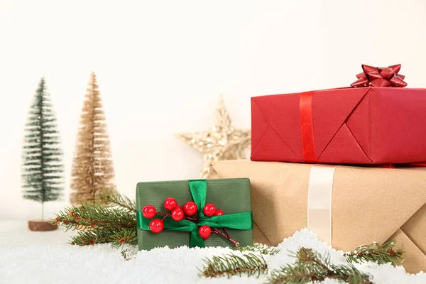 Різдвяні Подарункові Коробки Ялиновими Гілками Снігу Світлому Фоні — стокове фото