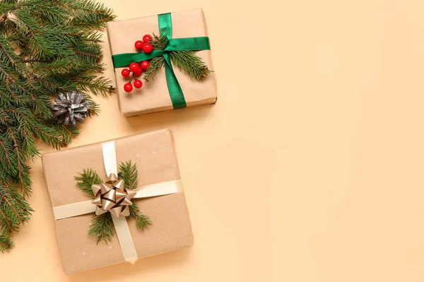 Рождественские Подарочные Коробки Ветками Ели Бежевом Фоне — стоковое фото