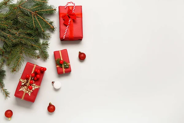 Різдвяні Подарункові Коробки Ялиновими Гілками Кульками Світлому Фоні — стокове фото