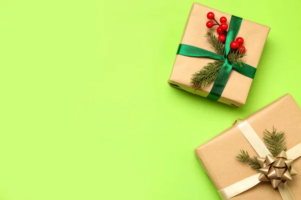 漂亮的绿色背景圣诞礼物 — 图库照片