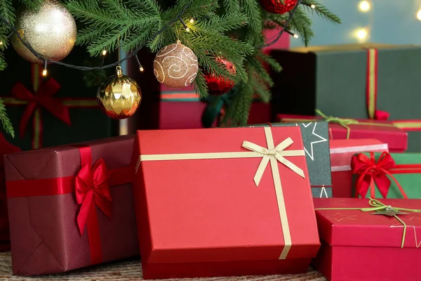 Gyönyörű Ajándékdobozok Alatt Karácsonyfa Szobában Közelkép — Stock Fotó