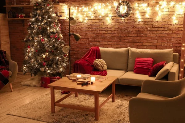 ソファ クリスマスツリーと夜に輝く照明付きのリビングルームのインテリア — ストック写真