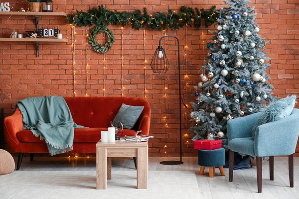 Interior Sala Estar Con Sofá Árbol Navidad Luces Brillantes —  Fotos de Stock
