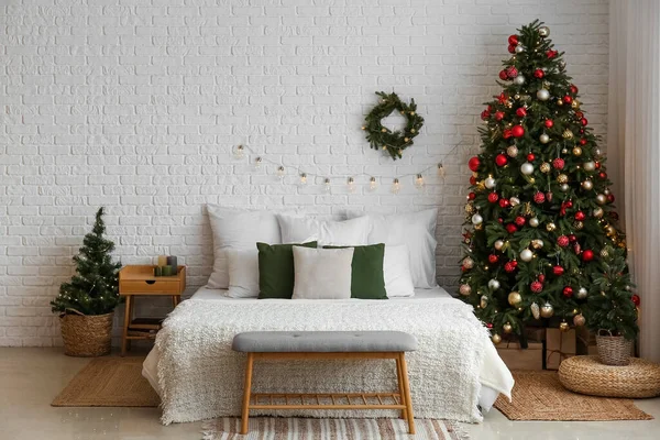 Εσωτερικό Υπνοδωμάτιο Χριστουγεννιάτικα Δέντρα Και Στεφάνι — Φωτογραφία Αρχείου