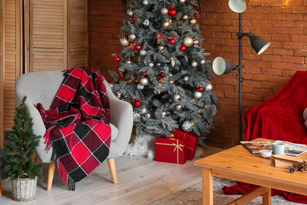 アームチェアとクリスマスツリー付きのリビングルームのインテリア — ストック写真