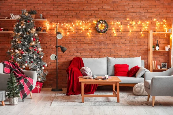 ソファ クリスマスツリーと輝く照明付きのリビングルームのインテリア — ストック写真