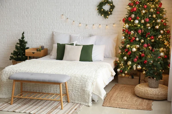 Innenraum Des Schlafzimmers Mit Weihnachtsbäumen Und Kranz — Stockfoto