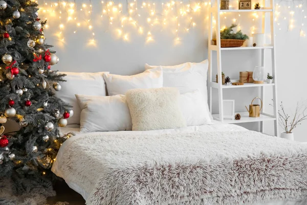 Innenraum Des Schlafzimmers Mit Weihnachtsbaum Leuchtenden Lichtern Und Regal — Stockfoto
