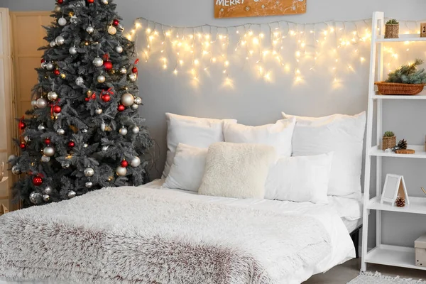 Hálószoba Belseje Karácsonyfával Világító Fényekkel Polcos Egységgel — Stock Fotó