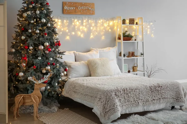 Interieur Van Slaapkamer Met Kerstboom Gloeiende Verlichting Plankenkast — Stockfoto