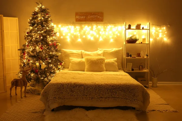Hálószoba Belseje Karácsonyfával Világító Fényekkel Polcos Egységgel Éjjel — Stock Fotó