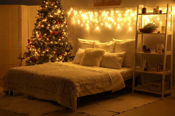 Innenraum Des Schlafzimmers Mit Weihnachtsbaum Leuchtenden Lichtern Und Nächtlichem Regal — Stockfoto