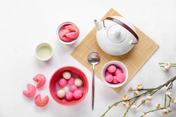 Schalen Mit Leckerem Tangyuan Kekse Und Teekanne Auf Weißem Hintergrund — Stockfoto