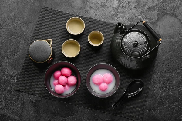 Matte Mit Tangyuan Schalen Tassen Und Teekanne Auf Dunklem Hintergrund — Stockfoto