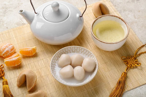 Matte Mit Einer Schüssel Tangyuan Glückskeksen Mandarinen Tasse Und Teekanne — Stockfoto