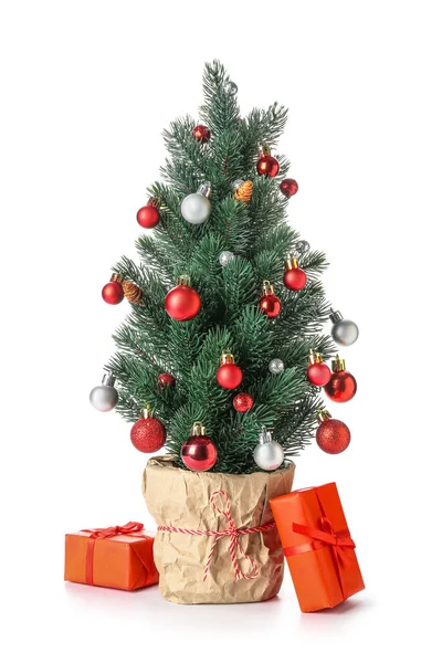 白い背景の贈り物と小さなクリスマスツリー — ストック写真