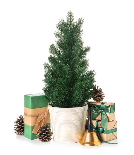 Pequena Árvore Natal Com Sino Presentes Cones Abeto Fundo Branco — Fotografia de Stock