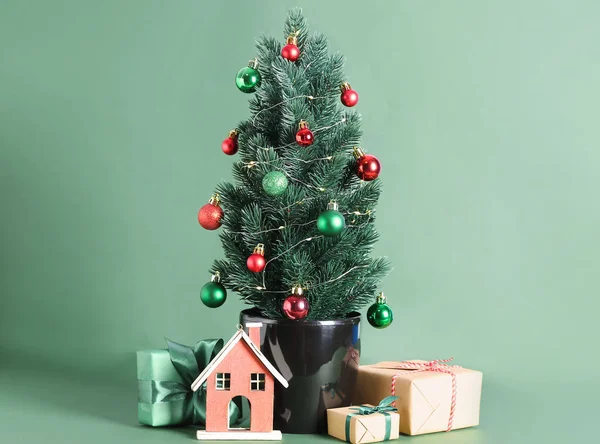 Pequeño Árbol Navidad Con Regalos Sobre Fondo Verde — Foto de Stock