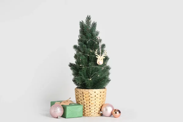 Kleiner Weihnachtsbaum Mit Dekor Und Geschenk Auf Hellem Hintergrund — Stockfoto