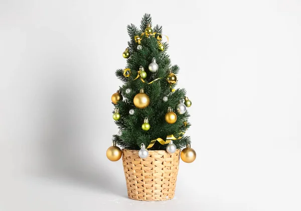 Pequeño Árbol Navidad Con Bolas Sobre Fondo Claro — Foto de Stock