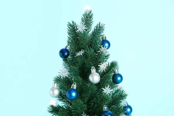 Mavi Arka Planda Dekoru Olan Küçük Noel Ağacı — Stok fotoğraf