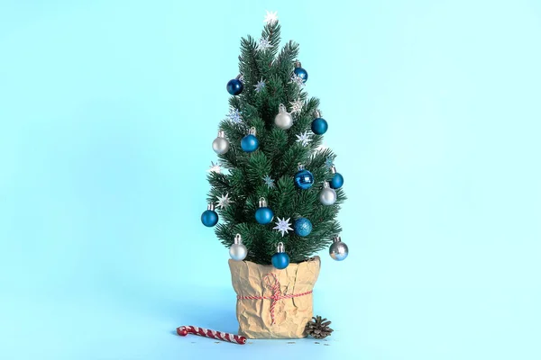 Pequena Árvore Natal Com Decoração Fundo Azul — Fotografia de Stock