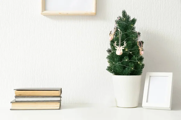 Árvore Natal Pequena Moldura Livros Mesa Perto Parede Clara — Fotografia de Stock