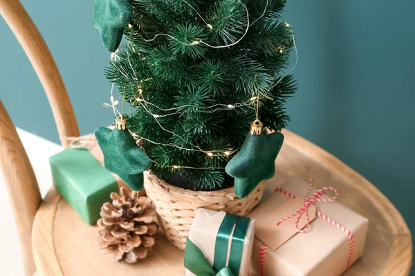 Pequena Árvore Natal Com Cone Pinho Presentes Cadeira Perto Parede — Fotografia de Stock