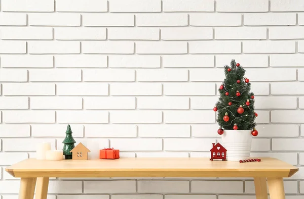 Small Christmas Tree Toys Table White Brick Wall — Stock Photo, Image