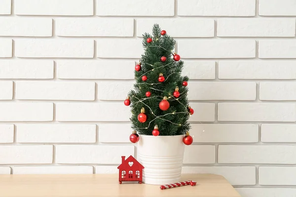 Pequena Árvore Natal Com Brinquedos Mesa Perto Parede Tijolo Branco — Fotografia de Stock