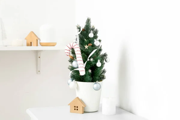 Kis Karácsonyfa Játékokkal Polcon Fényfal Közelében — Stock Fotó