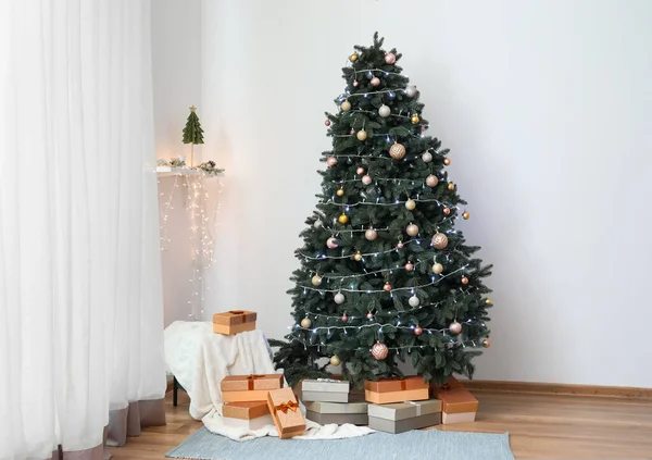 Beautiful Christmas Tree Presents Pouf Living Room — Stock Photo, Image