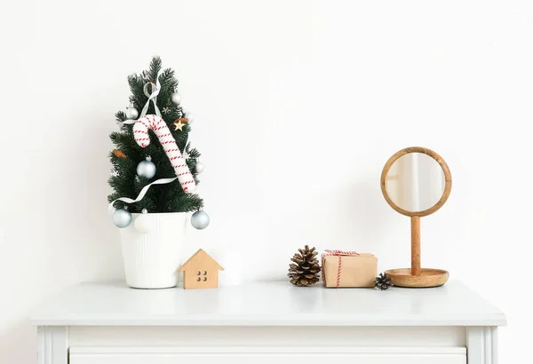 Μικρό Χριστουγεννιάτικο Δέντρο Παιχνίδια Καθρέφτη Και Δώρο Στο Ράφι Κοντά — Φωτογραφία Αρχείου