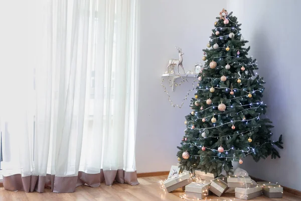 客厅里放着礼物的圣诞树 — 图库照片