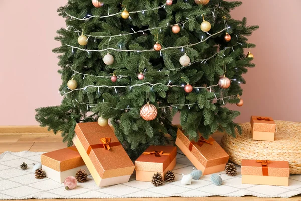 Árvore Natal Brilhante Com Presentes Perto Parede Rosa — Fotografia de Stock