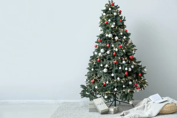 Árvore Natal Brilhante Com Presentes Pufe Perto Parede Clara — Fotografia de Stock