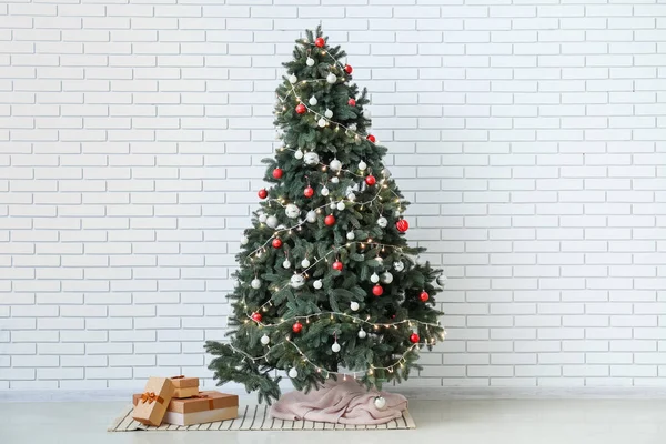 Árbol Navidad Brillante Con Regalos Cerca Pared Ladrillo Blanco — Foto de Stock