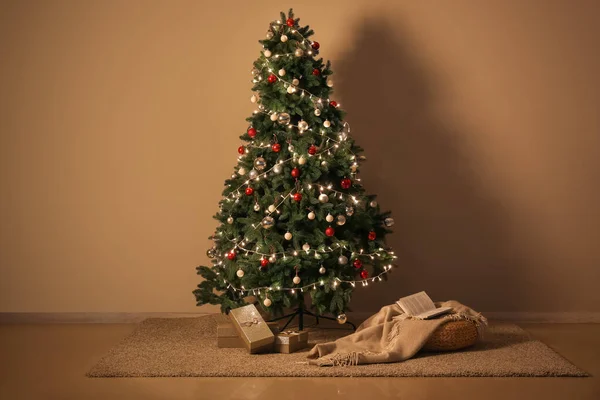 Glödande Julgran Med Julklappar Och Puff Mörkt Vardagsrum — Stockfoto