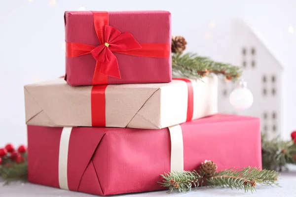 Χριστουγεννιάτικα Κουτιά Δώρων Κλαδιά Ελάτης Στο Φως Φόντο Closeup — Φωτογραφία Αρχείου