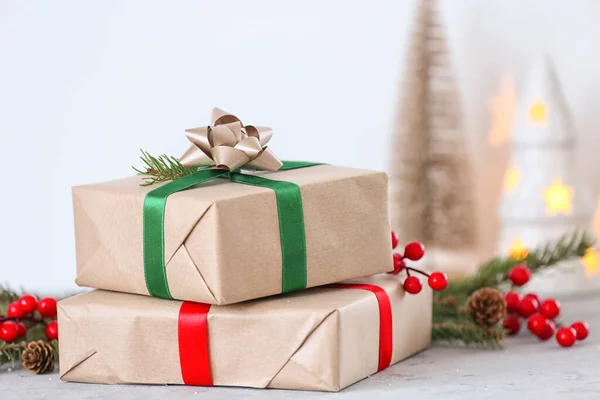 Χριστουγεννιάτικα Κουτιά Δώρων Και Κλαδιά Ελάτης Στο Φως Φόντο Closeup — Φωτογραφία Αρχείου