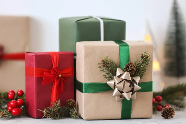 Cajas Regalo Navidad Con Ramas Abeto Sobre Fondo Claro Primer — Foto de Stock