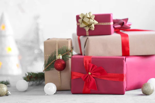 Coffrets Cadeaux Noël Avec Boules Branches Sapin Sur Fond Blanc — Photo