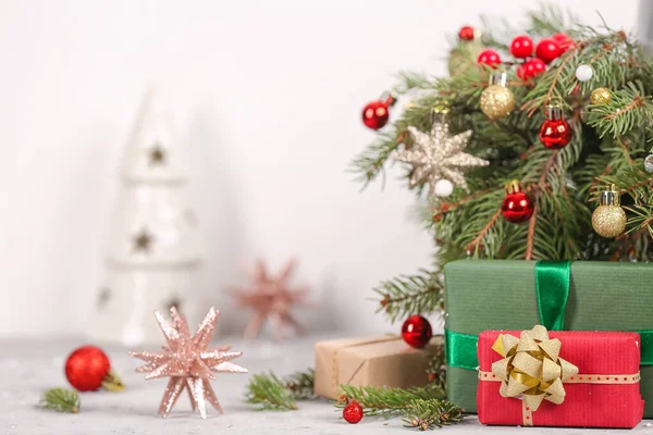 Різдвяні Подарункові Коробки Ялинковими Гілками Кульками Білому Столі Крупним Планом — стокове фото
