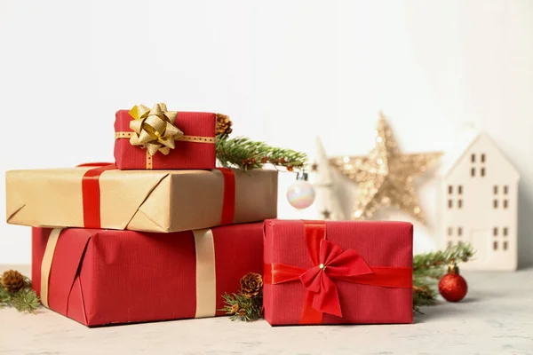Різдвяні Подарункові Коробки Ялинковими Гілками Білому Тлі Крупним Планом — стокове фото