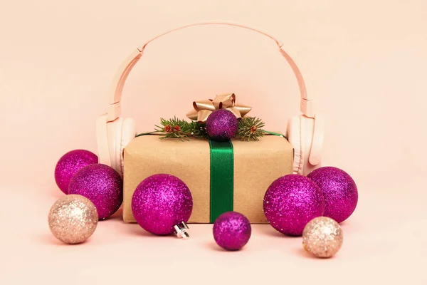 Auriculares Con Regalo Bolas Navidad Sobre Fondo Rosa —  Fotos de Stock