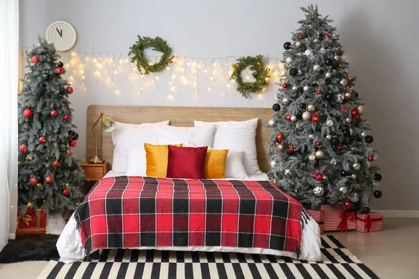 Yatak Odasının Içinde Noel Ağaçları Çelenkler Parlayan Işıklar Var — Stok fotoğraf
