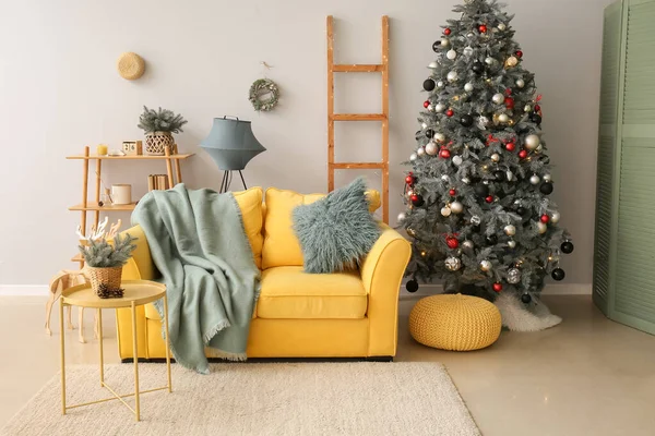노란색 소파와 크리스마스 트리가 — 스톡 사진