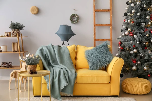 有黄色沙发和圣诞树的客厅的内部 — 图库照片