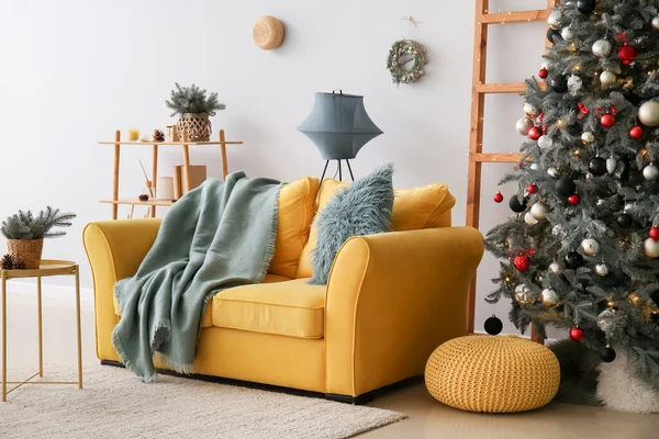 Innenraum Des Wohnzimmers Mit Gelbem Sofa Und Weihnachtsbaum — Stockfoto