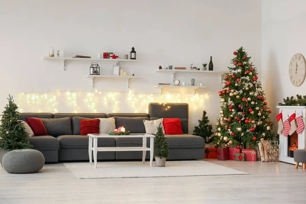 Interior Sala Estar Com Sofá Árvores Natal Lareira — Fotografia de Stock